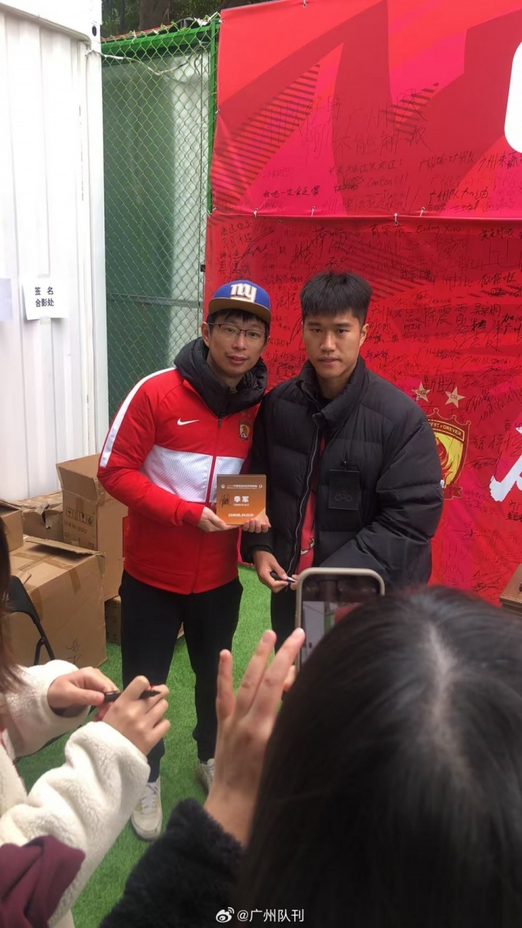 親力親為！廣州隊繼續舉行線(xiàn)下特賣(mài)，隊長(cháng)侯煜到場(chǎng)放出落場(chǎng)球衣